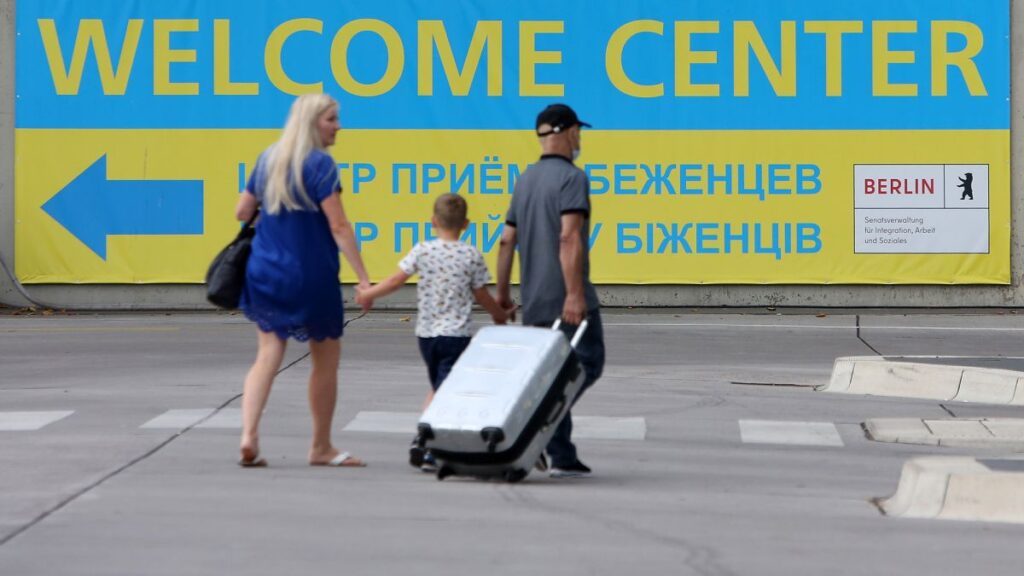 семья украинцев в центре приема беженцев